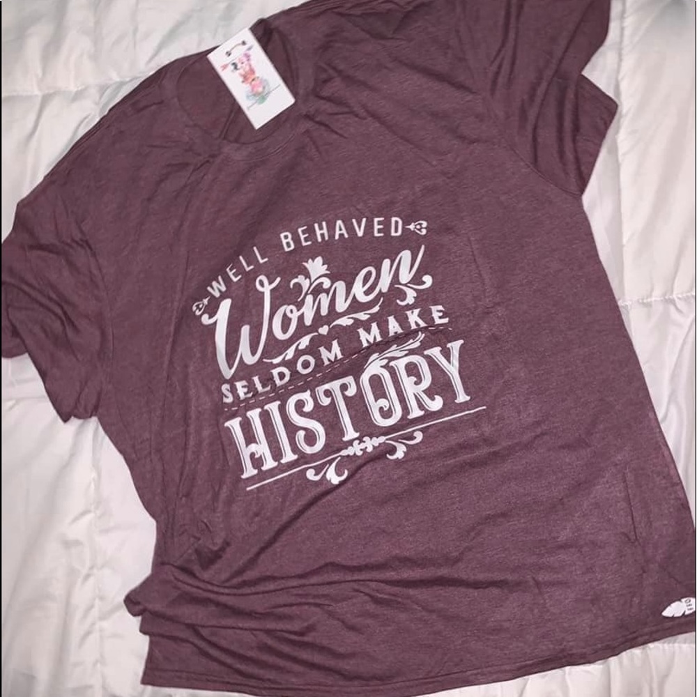 GRAPHIC TEE WELL BEHAVED WOMEN